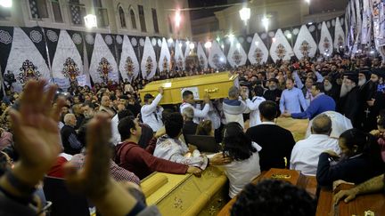 Les premières funérailles ont eu lieu, dimanche 9 avril, après les deux attentats commis en Egypte&nbsp;contre des églises coptes. (MOHAMED ABD EL GHANY / REUTERS)