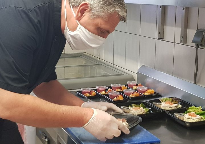 Le chef Laurent Compain prépare des&nbsp;bavarois d'asperges vertes&nbsp;à emporter dans son restaurant de La Flèche (Sarthe), le 23 avril 2020. (LAURENT COMPAIN / FRANCEINFO)