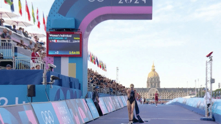 Paris 2024 : la Française Cassandre Beaugrand triomphe au triathlon