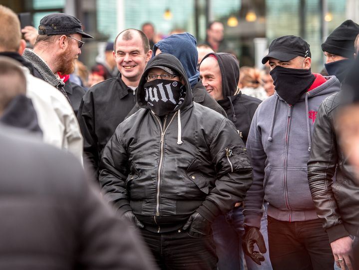 Des manifestants participent au rassemblement organisé à l'appel du mouvement islamophobe Pegida, à Calais (Pas-de-Calais), le 6 février 2016. (PHILIPPE HUGUEN / AFP)