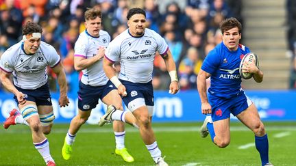 Antoine Dupont porte le ballon lors du dernier match du Tournoi des six nations entre la France et l'Ecosse, le 26 février 2022. (AFP)