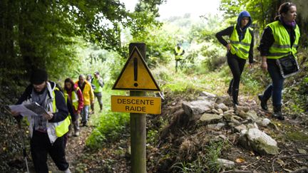 Un millier de plans ont été distribués par les organisateurs de cette battue citoyenne afin de répartir les groupes dans différents secteurs, samedi 2 septembre 2017 à&nbsp;Pont-de-Beauvoisin (Isère). (PHILIPPE DESMAZES / AFP)