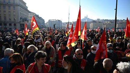 Des manifestants rassemblés à Marseille, le 27 janvier 2020. (CHRISTOPHE SIMON / AFP)