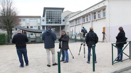 Des journalistes sont post&eacute;s devant le coll&egrave;ge de Montmoreau-Saint-Cybard (Charente), le 10 d&eacute;cembre 2012. ( MAXPPP)