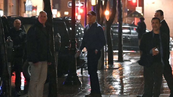 Joe Biden est surpris par le bruit d'un accident impliquant une voiture de son convoi, le 17 décembre 2023, à Wilmington (Delaware, Etats-Unis). (ANDREW CABALLERO-REYNOLDS / AFP)