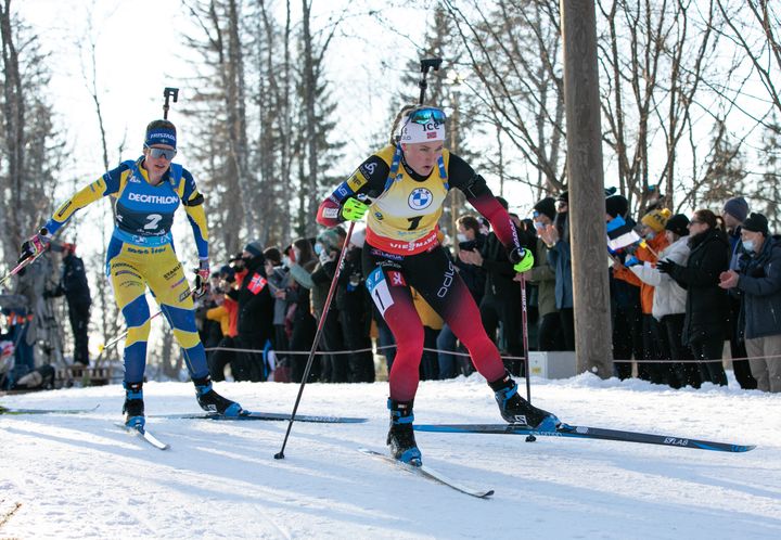 Elvira Oeberg (en jaune) chasse la Norvégienne Marte Olsbu Roeiseland (en rouge) lors de la mass start d'Otepää (Estonie), le 12 mars 2022. (TAAVI NAGEL / AFP)