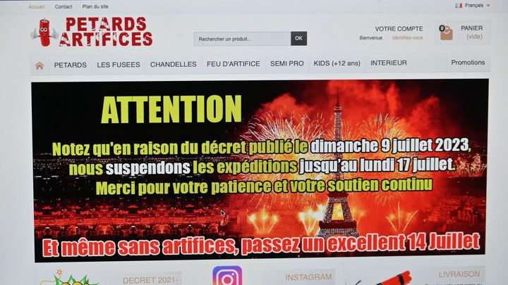 Un site internet de vente d'artifices qui suspend ses ventes d'artifices. (ERIC BERACASSAT / HANS LUCAS)