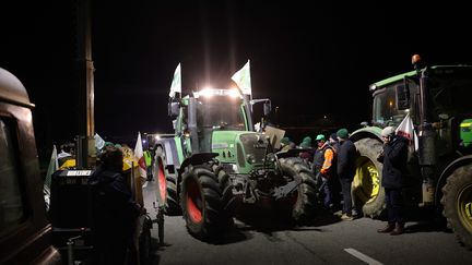 Un point de blocage réunissant près de 300 agriculteurs à Vélizy-Villacoublaye,le 17 novembre 2024. (LP/OLIVIER ARANDEL / MAXPPP)