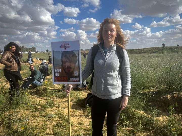 Yevgueniya Kozlova traveled from Russia to demand the release of her son Andrey in Kerem Shalom (Israel), on January 31, 2024. (PIERRE-LOUIS CARON / FRANCEINFO)