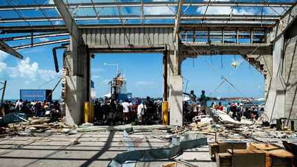 Des sinistrés attendent d'êter évacués par bateau après l'ouragan, le 7 septembre 2019. (BRENDAN SMIALOWSKI / AFP)