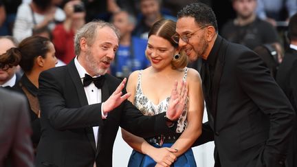 Arnaud Desplechin, en pleine conversation avec Léa Seydoux et Roschdy Zem pendant la montée des marches de&nbsp;Roubaix, une Lumière (LOIC VENANCE / AFP)