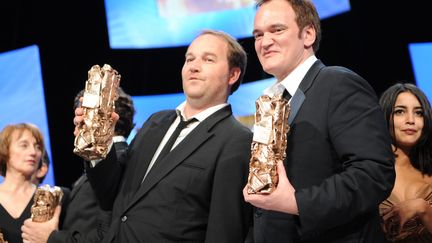 Les r&eacute;alisateurs Xavier Beauvois et Quentin Tarantino posent avec leurs troph&eacute;es lors de la 36e c&eacute;r&eacute;monie des C&eacute;sar, le 25 f&eacute;vrier 2011. (BERTRAND GUAY / AFP)