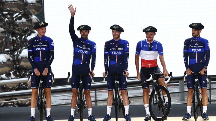 Thibaut Pinot salue le public de Bulbao lors de la présentation officielle du Tour de France, le 29 juin 2023. (ANNE-CHRISTINE POUJOULAT / AFP)