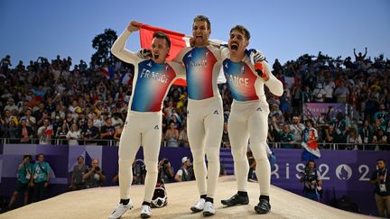 Joris Daudet, Sylvain André et Romain Mahieu après leur triplé à l'épreuve de BMX Racing, vendredi 2 août. (HU HUHU / XINHUA)