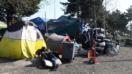 La "colline du crack", près de la porte de la Villette à Paris,&nbsp;où s'installent régulièrement des consommateurs de crack à la rue, le 25 mars 2022. (BERTRAND GUAY / AFP)