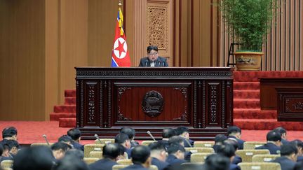 Le dirigeant nord-coréen Kim Jong-un s'exprime devant l'Assemblée populaire suprême, le 15 janvier 2024, à Pyongyang (Corée du Nord). (KCNA VIA KNS / AFP)