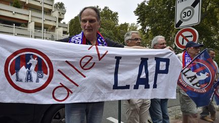 Des supporters du club ari&eacute;geois de Luzenac, le 26 ao&ucirc;t 2014, devant le tribunal administratif de Toulouse. (PASCAL PAVANI / AFP)