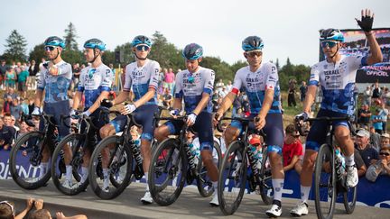 La formation Israël-Premier-Tech lors du Grand Prix de Plouay en Bretagne le 28 août 2022. (LAURENT LAIRYS / AFP)