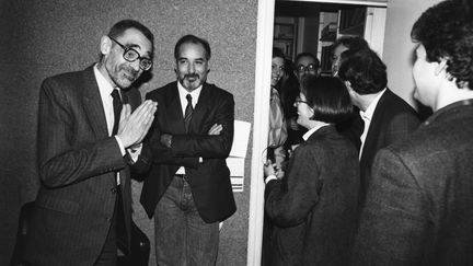 Michel Chodkiewicz (à gauche sur l'image) lors de la remise du Goncourt à Tahar Ben Jelloun pour son roman "La nuit sacrée", en 1987 (ULF ANDERSEN / GAMMA-RAPHO)