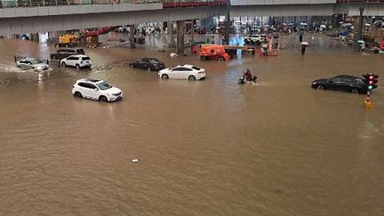 Inondations en Chine : la ville de Zhengzhou piégée par les eaux, au moins 25 victimes