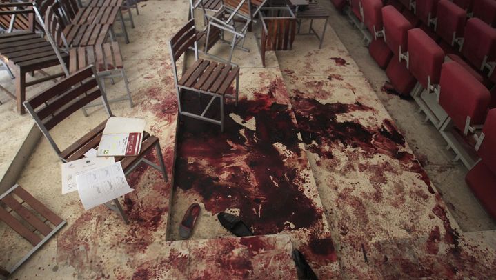 L'auditorium de l'&eacute;cole de&nbsp;Peshawar (Pakistan)&nbsp;apr&egrave;s l'assaut des talibans, le 17 d&eacute;cembre 2014.&nbsp; (FAYAZ AZIZ / REUTERS )