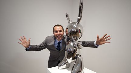 Jeff Koons à côté de son œuvre "Rabbit 1986", à Londres le 29 septembre 2009. (BEN STANSALL / AFP)