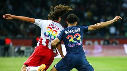 L'Ajaccien Ivane Chegra et le Parisien Warren Zaïre-Emery au duel avec leurs maillots au flocage arc-en-ciel, le 13 mai 2023. (IBRAHIM EZZAT / AFP)