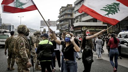 Des manifestants contre le gouvernement brandissent des drapeaux du Liban à&nbsp;Zouk Mikael, le 27 avril 2020. (MARWAN NAAMANI/ZUMA PRESS/ZUMA/REA)