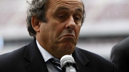 Michel Platini, pr&eacute;sident de l'UEFA, lors d'une visite sur le chantier du stade de Varsovie (Pologne), en octobre 2011. (KACPER PEMPEL / REUTERS)