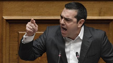 Le Premier ministre grec Alexis Tsipras, au Parlement à Athènes, le 15 janvier 2019 pendant le débat sur le changement de nom de son voisin macédonien. (LOUISA GOULIAMAKI / AFP)