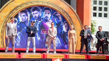 Les comédiens&nbsp;Chris Hemsworth, Chris Evans, Robert Downey Jr., Scarlett Johansson, Mark Ruffalo et Jeremy Renner, à l'affiche du film Avengers : Endgame, le 23 avril 2019 à Hollywood, en Californie (Etats-Unis).&nbsp; (VALERIE MACON / AFP)