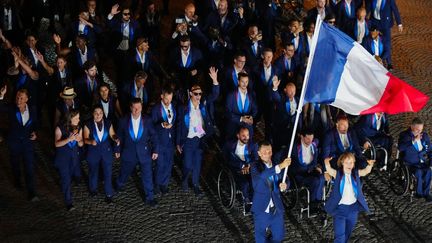 Emmenée par ses porte-drapeaux, Nantenin Keïta et Alexis Hanquinquant, la délégation française a été la dernière à défiler. Des musiques de Joe Dassin et Johnny Hallyday ont accompagné les quelque 150 athlètes français sur l'avenue des Champs-Elysées. (DIMITAR DILKOFF / AFP)