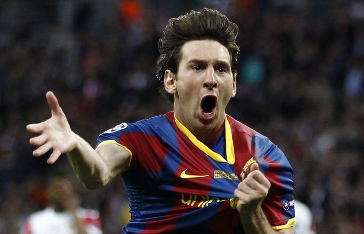 Lionel Messi serre le logo de son club, le FC Barcelone, lors de la finale de la Ligue des champions contre Manchester United, à Londres, le 28 mai 2011. (EDDIE KEOGH / REUTERS)