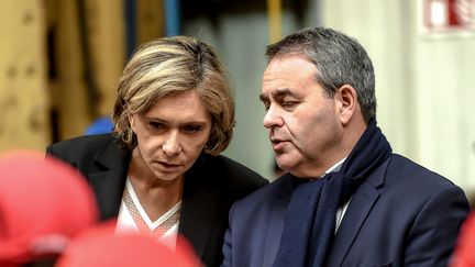 Valérie Pécresse et Xavier Bertrand, le 19 février 2019, lors d'une visite dans une usine à&nbsp;Crespin&nbsp;(Nord). (PHILIPPE HUGUEN / AFP)