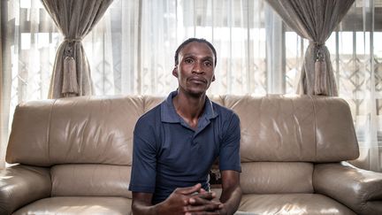Ce que confirme le styliste sud-africain Innocent Molefe. En 2015, il avait appris être atteint de tuberculose. Trois ans plus tard, la maladie est devenue multirésistante, nécessitant un traitement à base de piqûres douloureuses et de nombreux cachets. Mais grâce à ce nouveau traitement, il est aujourd'hui guéri et a pu reprendre son travail. Actuellement en convalescence chez sa tante à Soweto, il confie à l'AFP: "Je suis la preuve vivante qu'on peut vaincre la tuberculose. Je peux même danser jusqu'au bout de la nuit !" (MICHELE SPATARI / AFP)
