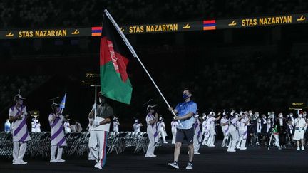 Le drapeau afghan présenté lors la cérémonie d'ouverture des Jeux paralympiques à Tokyo, le 24 août 2021, malgré l'absence de la délégation du pays.
 (YASUYOSHI CHIBA / AFP)