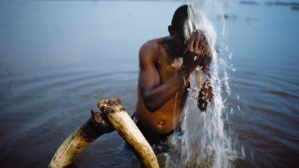 Cet autodidacte s'est lancé dans la photograhie pour tenter de comprendre le monde. Il explore les rives du fleuve Congo, pour déconstruire le regard colonial tel qu'il s'exprime dans "Au coeur des ténèbres" de Joseph Conrad. Il capture autour du fleuve mythique des apparitions, des tourbillons, des épaves...
 (Nyaba Léon Ouedraogo © musée du quai Branly, Photoquai 2013)