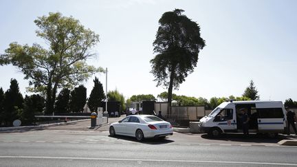 L'un des trois points du dispositif de surveillance destin&eacute; &agrave; assurer la s&eacute;curit&eacute; du roi d'Arabie saoudite et de son entourage, le 26 juillet 2015, en vill&eacute;giature &agrave; Vallauris (Alpes-Maritimes).&nbsp; (VALERY HACHE / AFP)