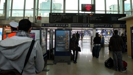 Des voyageurs &agrave; la gare de Grenoble (Is&egrave;re), le 7 octobre 2011. (MAXPPP)