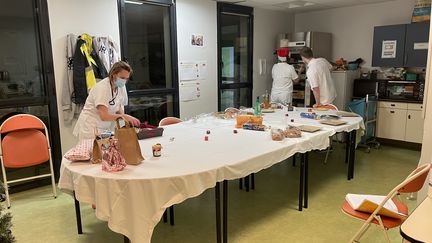 Le réveillon des soignants de garde à l'hôpital de Chartres, le 24 décembre 2021. (VALENTIN HOUINATO / RADIO FRANCE)