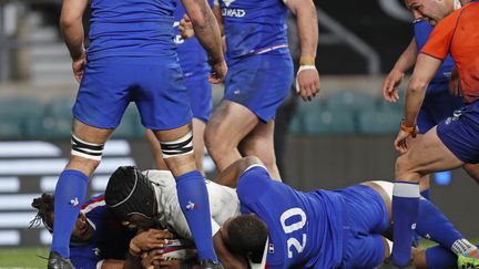 Le deuxième ligne anglais Maro Itoje inscrit l'essai victorieux, quoi que peu évident avec la main de Woki sous le ballon, contre la France le 13 mars 2021 (ALASTAIR GRANT / AP)