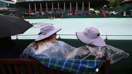 La pluie s'invitant au-dessus de Wimbledon, les matches ont été repoussés. (JUSTIN TALLIS / AFP)