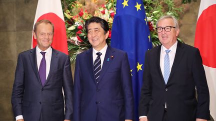 De gauche à droite : le président du Conseil européen Donald Tusk, le Premier ministre japonais Shinzo Abe et le président de la Commission européenne Jean-Claude Juncker à Tokyo (Japon), le 17 juillet 2018. (TETSU JOKO / YOMIURI / AFP)