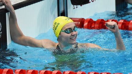 L'Australienne Ariarne Titmus tout sourire dans le bassin olympique du centre aquatique de Tokyo après son titre sur 200 m nage libre, mercredi 28 juillet 2021. (YOANN CAMBEFORT / DPPI via AFP)