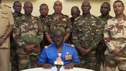 Des militaires ont annoncé avoir pris le pouvoir au Niger. Un couvre-feu est instauré dans le pays, jeudi 27 juillet. Dans l'Union européenne et aux Etats-Unis, les condamnations de cette tentative de putsch sont unanimes. (France 2)