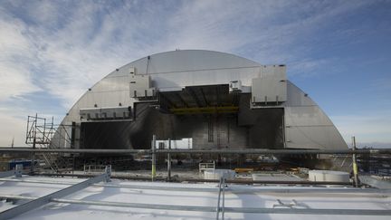 Cette infrastructure hermétique commence à être installée au-dessus d'un réacteur de Tchernobyl, le 15 novembre 2016. (Crédit photo BERD/Novarka)