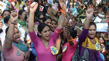 Des femmes d&eacute;filent pour c&eacute;l&eacute;brer la Journ&eacute;e internationale de la femme, ou des droits des femmes, le 8 mars 2013 &agrave; New Delhi (Inde).&nbsp; (RAVEENDRAN / AFP)