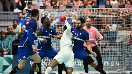 Les joueurs de l'équipe de France lors du match France-Egypte, à l'occasion des Jeux olympiques de Paris 2024, à l'Arena Paris Sud, à Paris, le 31 juillet 2024. (ARIS MESSINIS / AFP)