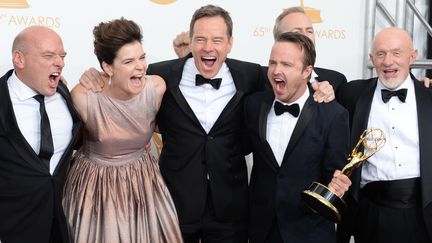 Dean Norris, Betsy Brandt, Bryan Cranston, Aaron Paul et Jonathan Banks (de gauche &agrave; droite) c&eacute;l&egrave;brent l'Emmy Award de la meilleure s&eacute;rie dramatique adjug&eacute;, le 22 septembre 2013, &agrave; "Breaking Bad", &agrave; Los Angeles (Californie, Etats-Unis).&nbsp; (JASON MERRITT / GETTY IMAGES )