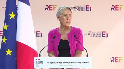 La Première ministre Elisabeth Borne, le 29 août 2022 lors de l'université d'été du Medef, à l'hippodrome de Longchamp, près de Paris. (FRANCEINFO)